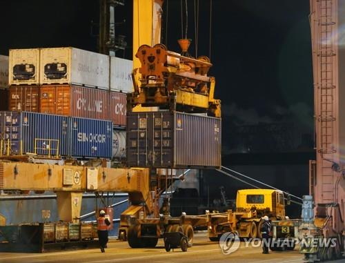 A container ship carrying 300 tons of urea from China arrives at a port in Ulsan, 415 kilometers southeast of Seoul, on Nov. 23, 2021. (Yonhap)