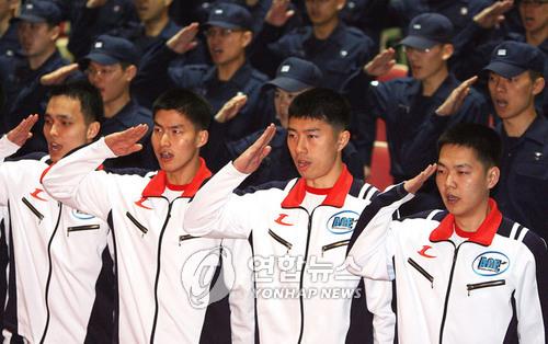 Players of the Air Force ACE, an esports team operated by the South Korean Air Force, salute at the Gyeryongdae military headquarters in the city of Gyeryong, South Chungcheong Province, central South Korea, in this file photo taken on April 3, 2007. (Yonhap)