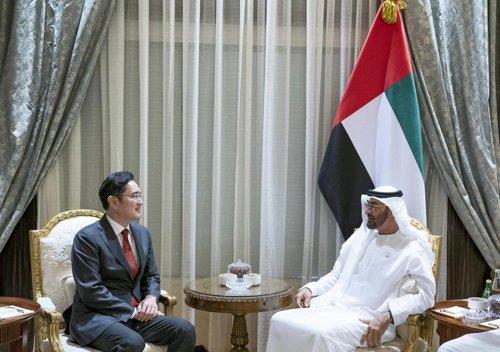 Samsung Electronics Vice Chairman Lee Jae-yong (L), the de facto leader of South Korea's top conglomerate, Samsung Group, meets Crown Prince of Abu Dhabi Mohammed bin Zayed Al-Nahyan on Feb. 11, 2019, in this photo captured from the latter's Twitter account. (Yonhap)