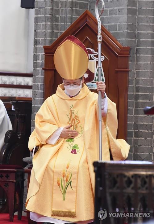 Peter Chung Soon-taick, new archbishop of Seoul, takes a seat in the cathedra, or bishop's chair, during an installation ceremony held at Myeongdong Cathedral in central Seoul on Dec. 8, 2021, in this photo provided by the Catholic Archdiocese of Seoul. (PHOTO NOT FOR SALE) (Yonhap)