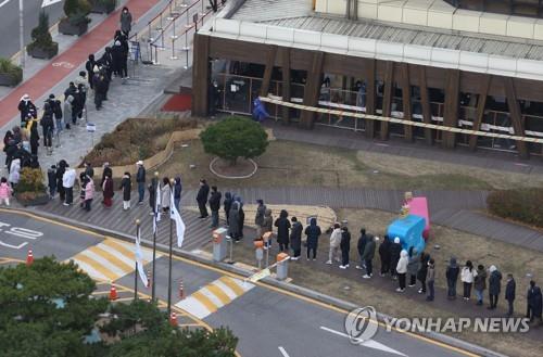 People wait in line to receive coronavirus tests at a temporary screening center in Seoul on Dec. 12, 2021, as the country reported 6,689 daily COVID-19 cases. (Yonhap)