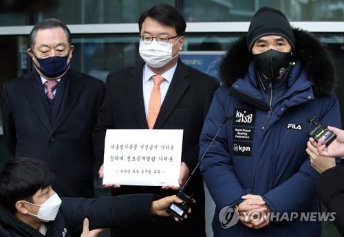 Lee Rae-jin (R), the elder brother of a South Korean fisheries official killed by North Korea's military near the western sea border last year, speaks to reporters at the Seoul Administrative Court on Dec. 29, 2021. (Yonhap)