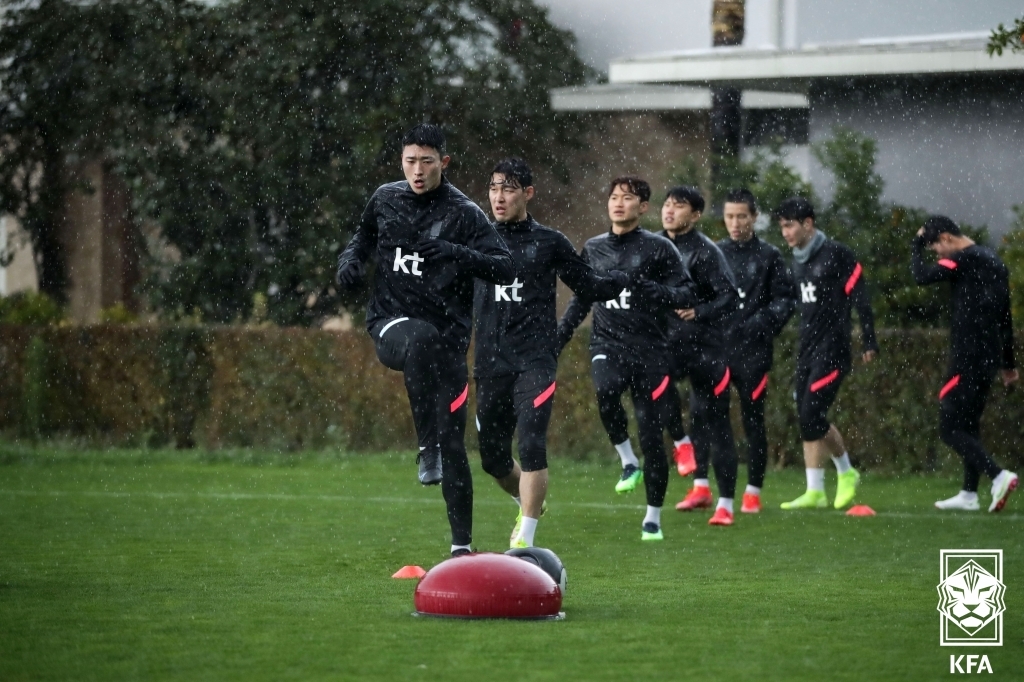 Members of the South Korean men's national football team train at Cornelia Diamond Football Center in Antalya, Turkey, on Jan. 11, 2022, in this photo provided by the Korea Football Association. (PHOTO NOT FOR SALE) (Yonhap)