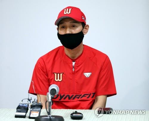 This file photo from Sept. 1, 2021, shows former SK Wyverns manager Youm Kyoung-youb, named the new technical director for South Korean baseball on Jan. 14, 2022. (Yonhap)