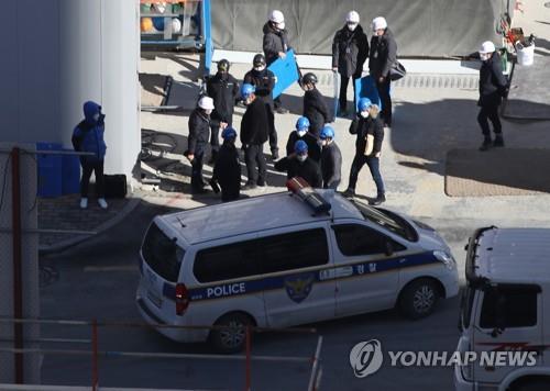 Police and labor ministry officials conduct a raid on the field office of HDC Hyundai Development Co. in Gwangju, southwestern South Korea, on Jan. 14, 2022, in connection with the collapse of an apartment building under construction. (Yonhap)