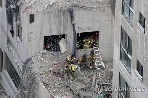 Rescuers comb through debris on Jan. 13, 2022, looking for missing workers from a deadly apartment construction accident in the southern city of Gwangju. (Yonhap)