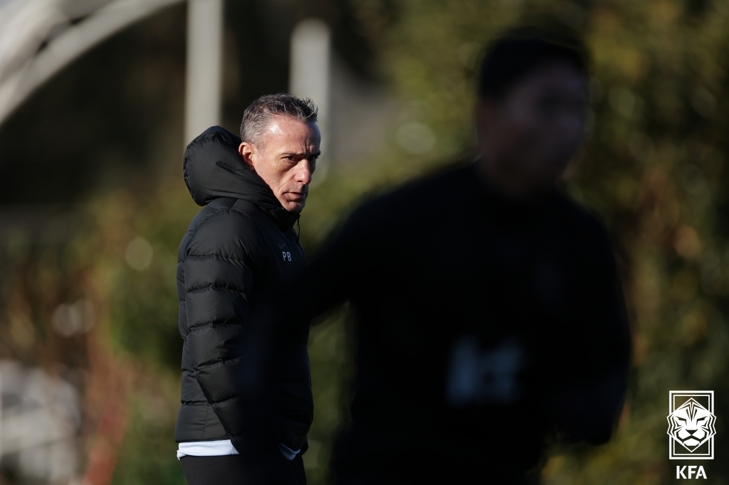 Paulo Bento, head coach of the South Korean men's national football team, watches his players during a training session at Cornelia Diamond Football Center in Antalya, Turkey, on Jan. 19, 2022, in this photo provided by the Korea Football Association. (PHOTO NOT FOR SALE) (Yonhap)