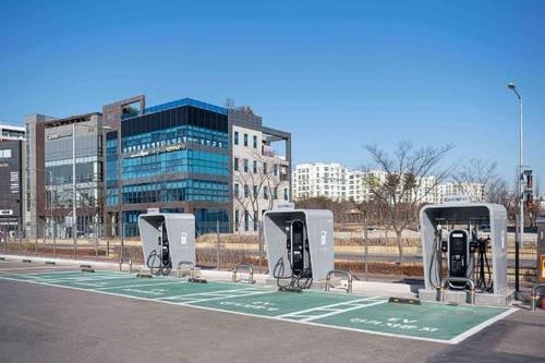 This photo, provided by the Seoul city government on Jan. 20, 2022, shows an electric vehicle charging station in southern Seoul. (PHOTO NOT FOR SALE) (Yonhap)