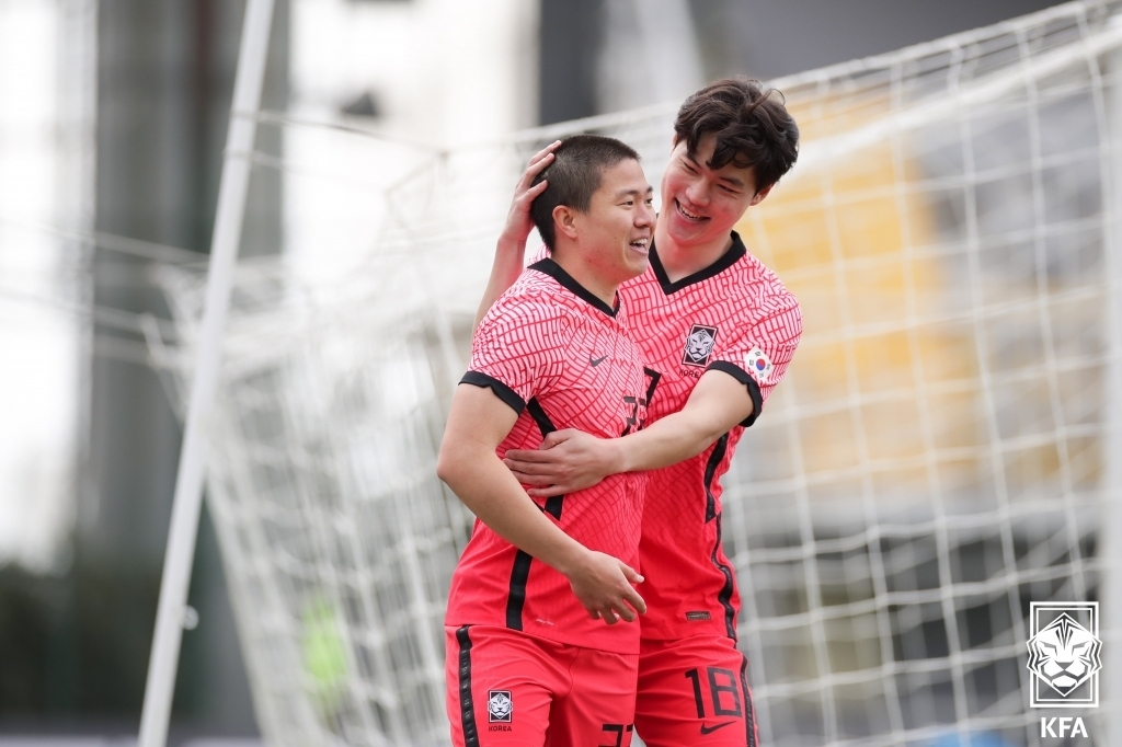 Kwon Chang-hoon of South Korea (L) is congratulated by his teammate Kim Gun-hee after scoring a goal against Moldova during the teams' football friendly match at Mardan Sports Complex in Antalya, Turkey, on Jan. 21, 2022, in this photo provided by the Korea Football Association. (PHOTO NOT FOR SALE) (Yonhap)