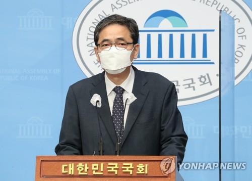 In this file photo, Rep. Kwak Sang-do, an independent lawmaker, holds a press conference at the National Assembly in Seoul on Oct. 2, 2021, to announce his decision to resign from his parliamentary seat amid mounting suspicions over his son receiving unreasonably huge severance pay from a firm at the center of a massive land development scandal. (Yonhap)