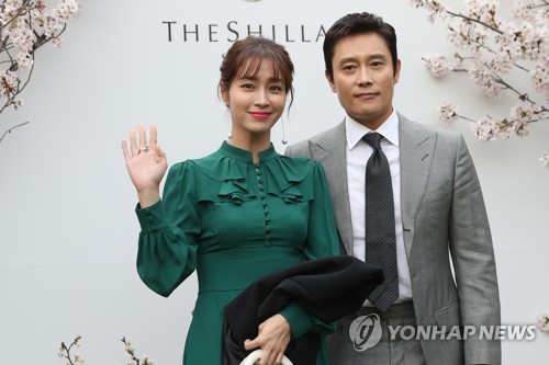A Yonhap file photo of actor couple Lee Byung-hun (R) and Rhee Min-jung. (Yonhap) 