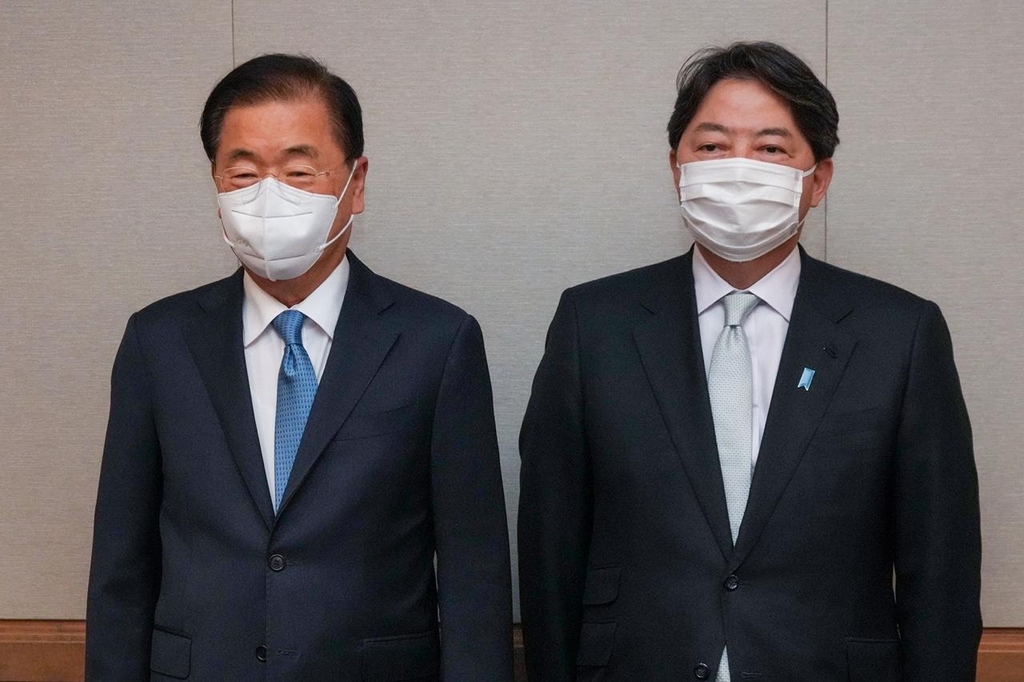 South Korean Foreign Minister Chung Eui-yong (L) and Japanese Foreign Minister Yoshimasa Hayashi are seen posing for a photo during their bilateral meeting in Honolulu on Feb. 12, 2022, in this photo provided by the South Korean foreign ministry. (PHOTO NOT FOR SALE) (Yonhap)