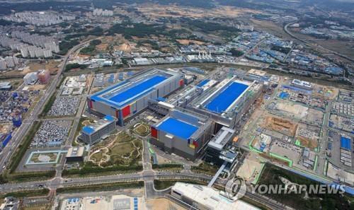 This file photo, provided by Samsung Electronics Co. on May 21, 2020, shows the company's chip plant in Pyeongtaek, south of Seoul. (PHOTO NOT FOR SALE) (Yonhap)