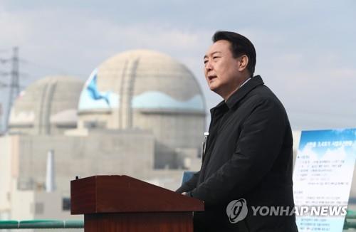 This photo taken on Dec. 29, 2021, shows, then main opposition presidential candidate Yoon Suk-yeol announcing his campaign pledge on the nuclear industry as he visits the now-halted construction site of the two reactors in the coastal county of Uljin, 330 kilometers southeast of Seoul. (Yonhap)