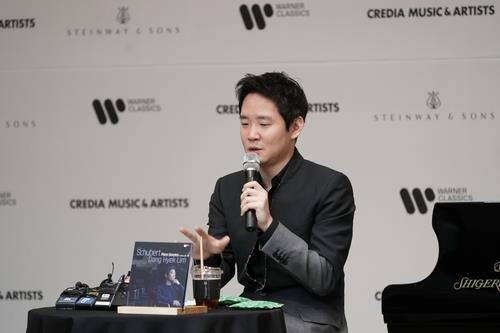 This photo provided by Credia shows pianist Lim Dong-hyek speaking during a press session in Seoul on March 15, 2022. (PHOTO NOT FOR SALE) (Yonhap)