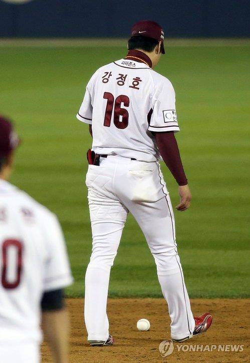 Heroes sign suspended ex-MLB player Kang Jung-ho