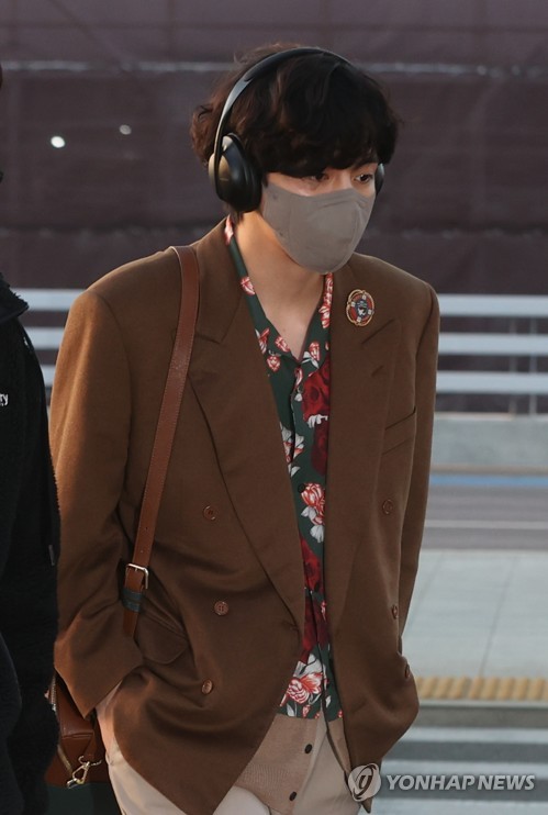 BTS member V arrives at Incheon International Airport in Incheon, 40 kilometers west of Seoul, on March 28, 2022, to board a flight to Las Vegas where the group will attend the 64th Grammy Awards and hold four live concerts. (Yonhap)