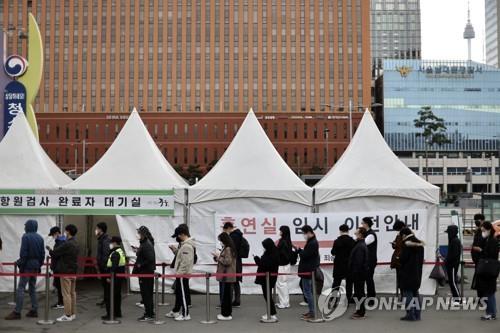 (LEAD) S. Korea's new COVID-19 cases fall to about 320,000; critical cases at another high
