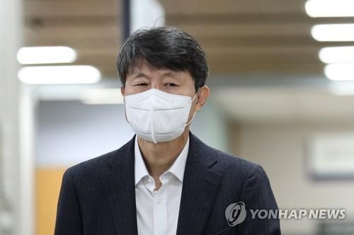 Suspended jail term finalized for ex-Busan vice mayor in bribery case