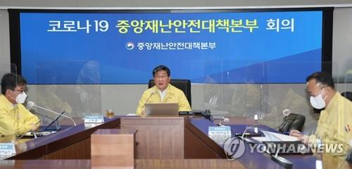 Interior Minister Jeon Hae-cheol speaks during a government COVID-19 response meeting on April 20, 2022. (Yonhap)