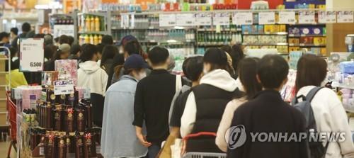 People wait in line to buy the Pokemon bread by SPC Samlip Co. at a supermarket in Seoul on April 17, 2022. (Yonhap)