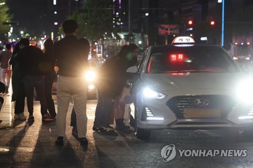(Yonhap Feature) Nighttime taxi shortage plagues Seoul as demand soars after lifting of COVID-19 rules