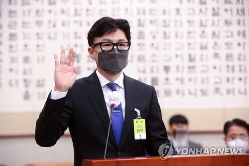 Justice Minister nominee Han Dong-hoon takes an oath at a confirmation hearing at the National Assembly on May 9, 2022. (Pool photo) (Yonhap)