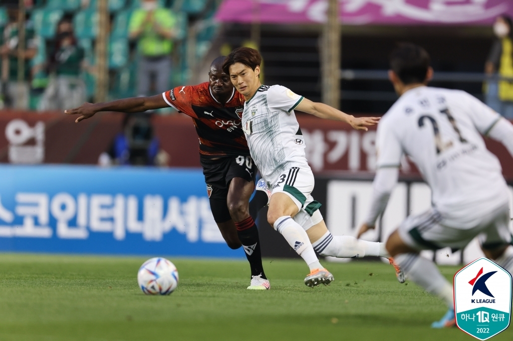 Moses Ogbu of Pohang Steelers (L) and Kim Jin-su of Jeonbuk Hyundai Motors battle for the ball during the clubs' K League 1 match at Pohang Steel Yard in Pohang, 370 kilometers southeast of Seoul, on May 18, 2022, in this photo provided by the Korea Professional Football League. (PHOTO NOT FOR SALE) (Yonhap)