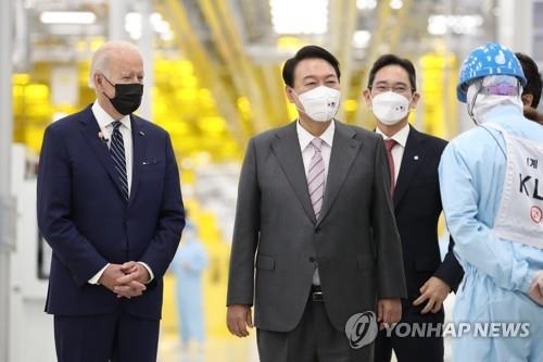 U.S. President Joe Biden (L) and South Korean President Yoon Suk-yeol (2nd from L) look around a Samsung Electronics chip plant in Pyeongtaek, 70 kilometers south of Seoul, on May 20, 2022, guided by Lee Jae-yong (3rd from L), the de facto leader of Samsung Group and Samsung Electronics vice chairman. Biden arrived in South Korea that day for his first visit to the country since he took office. (Yonhap) 