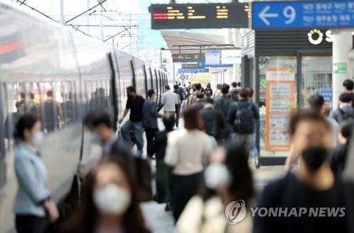 S. Korea's new COVID-19 cases hit 17-week low as omicron wave recedes