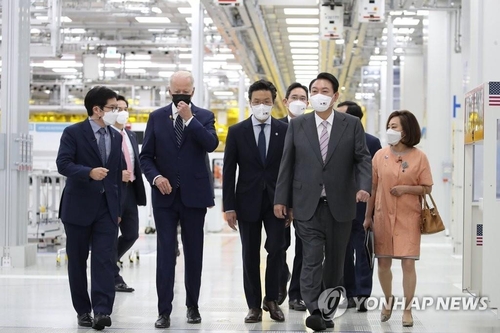 U.S. President Joe Biden (3rd from L) and South Korean President Yoon Suk-yeol (2nd from R) look around a Samsung Electronics chip plant in Pyeongtaek, 70 kilometers south of Seoul, on May 20, 2022, guided by Lee Jae-yong, the de facto leader of Samsung Group and Samsung Electronics vice chairperson. (Yonhap)
