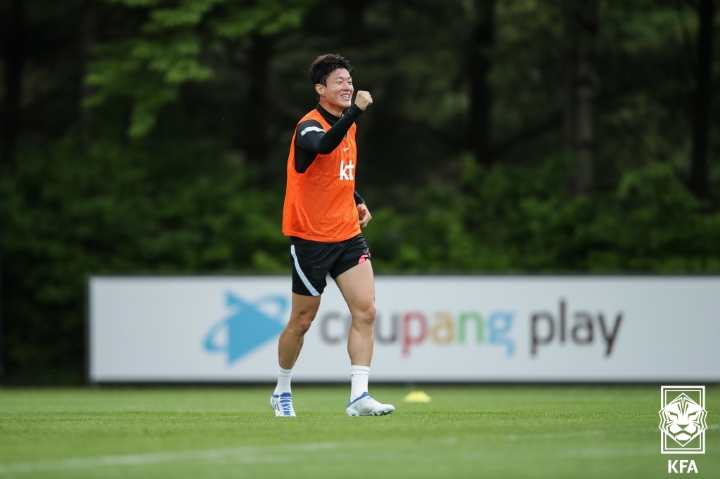 Hwang Ui-jo, forward for the South Korean men's national football team, smiles during a training session at the National Football Center in Paju, Gyeonggi Province, on May 30, 2022, in this photo provided by the Korea Football Association. (PHOTO NOT FOR SALE) (Yonhap)