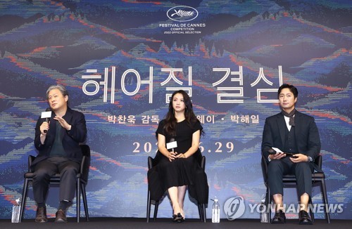 Director Park Chan-wook (L) and actors -- Tang Wei (C) and Park Hae-il (R) -- attend a press conference for "Decision to Leave" at a Seoul hotel on June 2, 2022. (Yonhap)