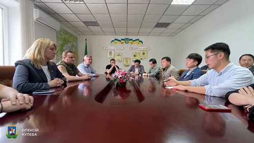 This image of People Power Party Chairman Lee Jun-seok (2nd from R) visiting Kyiv, Ukraine, is captured from the Facebook page of Kyiv Gov. Oleksiy Kuleba (2nd from L). (PHOTO NOT FOR SALE) (Yonhap)