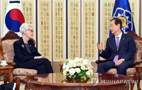 Prime Minister Han Duck-soo (R) meets with U.S. Deputy Secretary of State Wendy Sherman at his office in Seoul on June 7, 2022, in this photo provided by the prime minister's office. (PHOTO NOT FOR SALE) (Yonhap)