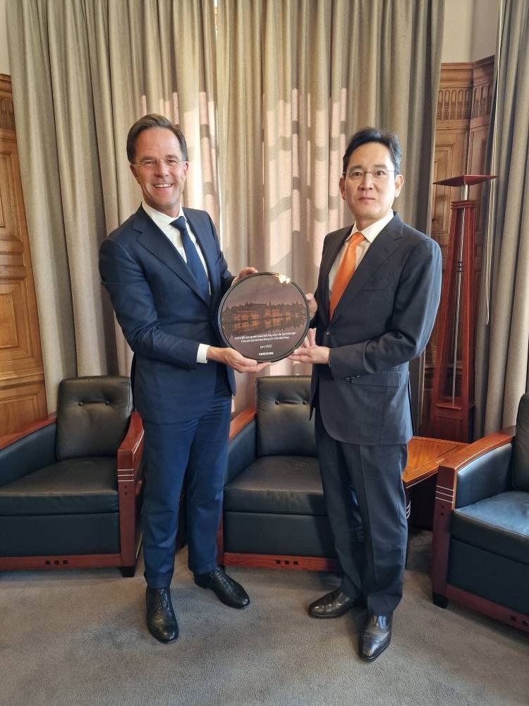Dutch Prime Minister Mark Rutte and Samsung Electronics Vice Chairman Lee Jae-yong pose for a photo at the minister's office in the Hague, the Netherlands in this photo provided by Samsung on June 15, 2022. (PHOTO NOT FOR SALE) (Yonhap)