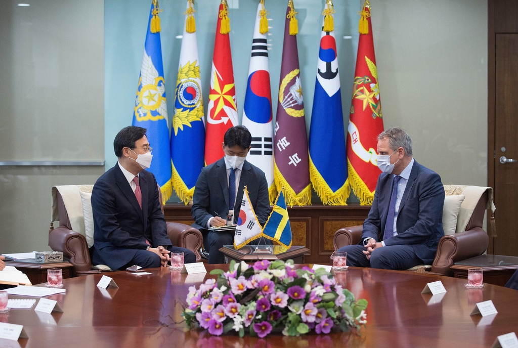Vice Defense Minister Shin Beom-chul (L) holds talks with his Swedish counterpart Jan-Olof Lind, in Seoul on June 15, 2022, in this photo released by the Ministry of National Defense. (PHOTO NOT FOR SALE) (Yonhap)
