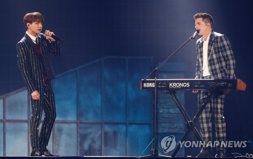 This file photo shows BTS' Jungkook performing together with U.S. singer-songwriter Charlie Puth on stage at the 2018 MBC Plus x Genie Music Awards in Incheon, about 40 kilometers west of Seoul, on Nov. 6, 2018. (Yonhap)