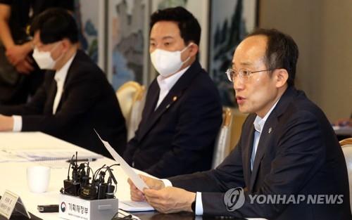 Finance Minister Choo Kyung-ho (R), who doubles as the deputy prime minister for economic affairs, speaks during the first meeting of real estate-related ministers since the Yoon Suk-yeol government's inauguration at the government complex in Seoul on June 21, 2022. (Pool photo) (Yonhap)