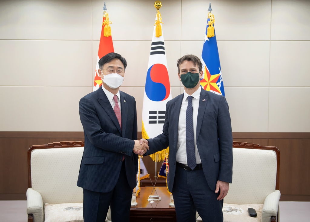 South Korea's Vice Defense Minister Shin Beom-chul (L) poses for a photo with Deputy Secretary Justin Hayhurst of the Australian Department of Foreign Affairs and Trade in this photo released by the Ministry of National Defense on June 21, 2022. (PHOTO NOT FOR SALE) (Yonhap)