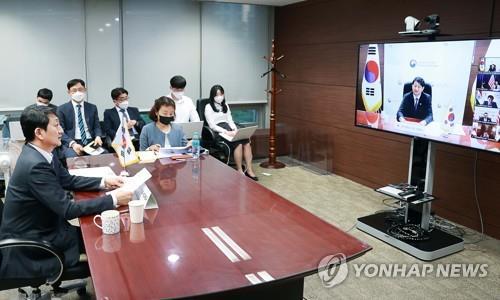 Trade Minister Ahn Duk-geun (L) attends the inaugural ministerial meeting of the Indo-Pacific Economic Framework via video link from Seoul on May 23, 2022, in this photo provided by his office. (PHOTO NOT FOR SALE) (Yonhap)