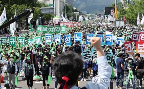 Members of the Korean Confederation of Trade Unions, a major umbrella labor group, stages a rally in Seoul on July 2, 2022. (Yonhap)
