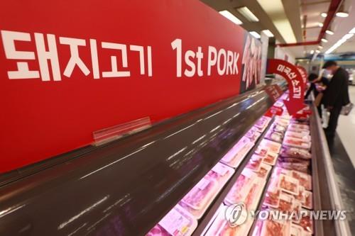 People shop for pork and beef at a discount chain store in Seoul on April 5, 2022. (Yonhap)