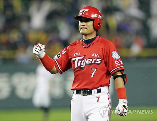 In this file photo from July 8, 2011, Lee Jong-beom of the Kia Tigers celebrates his RBI single against the LG Twins during the top of the sixth inning of a Korea Baseball Organization regular season game at Jamsil Baseball Stadium in Seoul. (Yonhap)