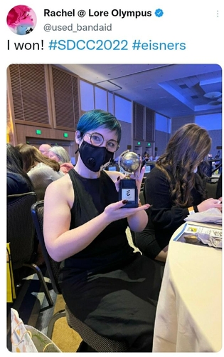 This image captured from Twitter shows Rachel Smythe holding the trophy of the Eisner Award for Best Webcomic. (PHOTO NOT FOR SALE) (Yonhap)