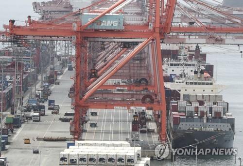 Busan Port's cargo handling dips 2.1 pct in H1
