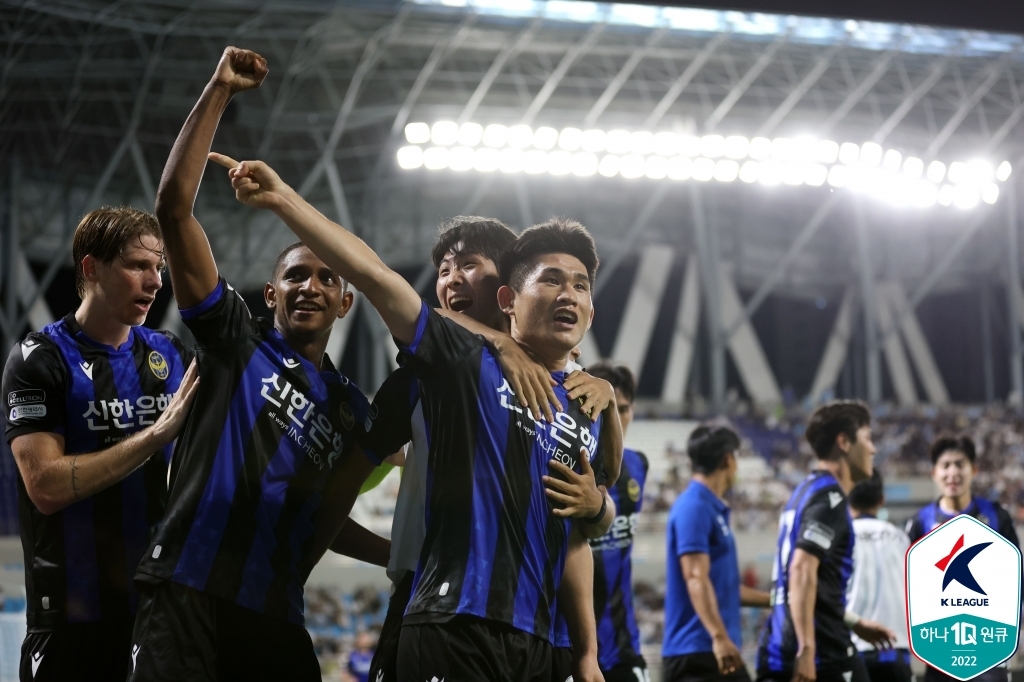 Kim Do-hyeok of Incheon United (R) is congratulated by teammates after scoring a goal against Daegu FC during the clubs' K League 1 match at DGB Daegu Bank Park in Daegu, 290 kilometers southeast of Seoul, on Aug. 7, 2022, in this photo provided by the Korea Professional Football League. (PHOTO NOT FOR SALE) (Yonhap)