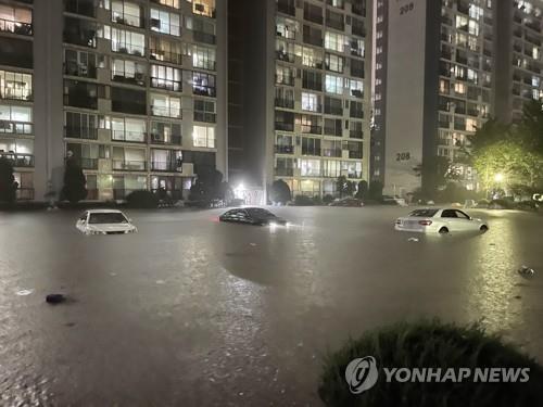 An apartment complex in Seoul's Gangnam district remains submerged in water on Aug. 8, 2022. (Yonhap)