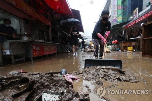  8 dead, 7 missing in record rainfall in Seoul, surrounding areas