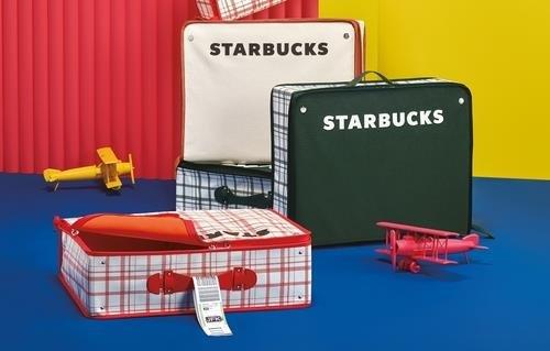 This image provided by Starbucks Coffee Korea shows its giveaway summer carry bags. (PHOTO NOT FOR SALE) (Yonhap)